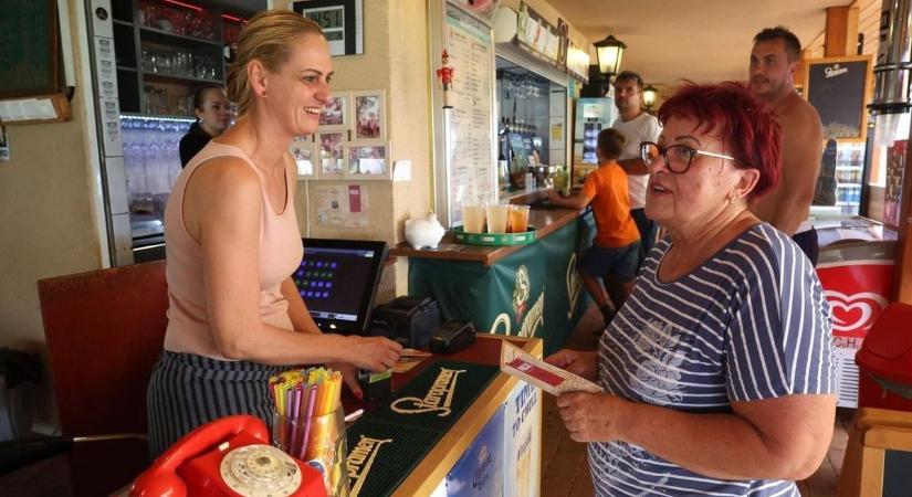 Mindenki megőrül a rendkívüli magyar strandételért - Tömegével zarándokolnak a vendégek a balatoni pacaloshoz!