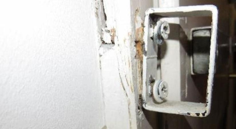 Dühöngött a liftben, majd bosszúból berúgta a szomszéd ajtaját
