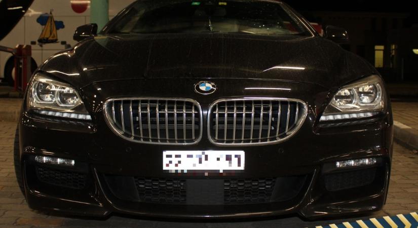 Lefagyott a BMW-s arcáról a boldog mosoly