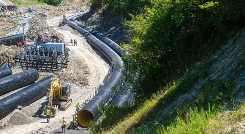 Csőbe húzták a sóbányát elárasztó Korond-patakot: most jön csak a neheze Parajdon?  Videó