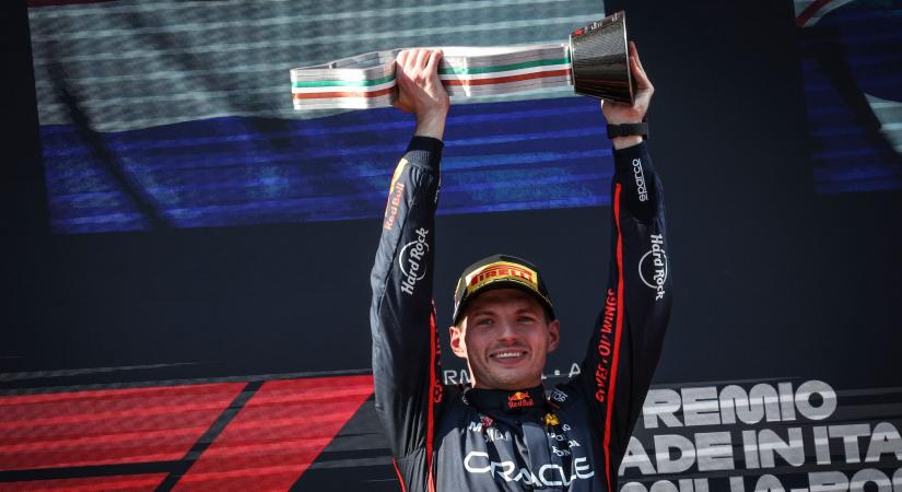 Vége a találgatásoknak: Verstappen marad a Red Bullnál