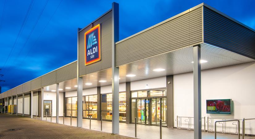 Kiderült, mennyit keresnek óránként a brit Aldi-dolgozók
