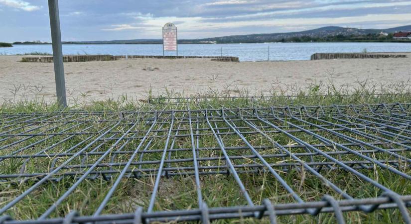 Áll a bál: lebontották a kerítést a Velencei-tó kedvelt strandján