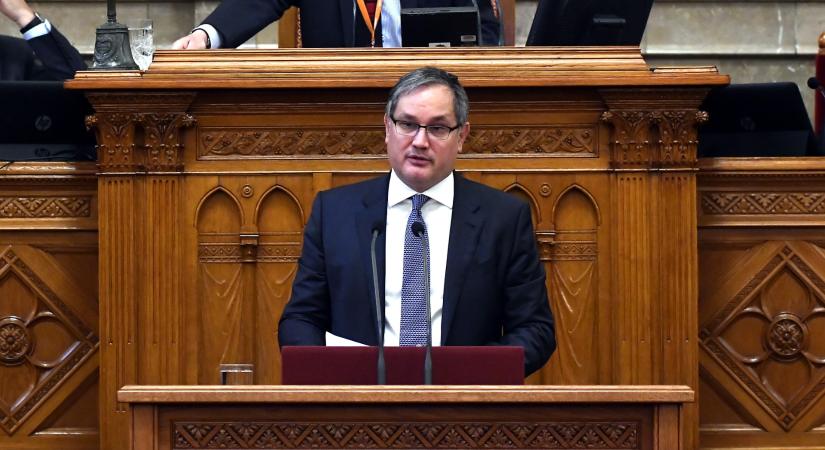 Remek hír a nyugdíjasoknak: nagyobb nyugdíjkorrekciót jelentett be Nagy Márton
