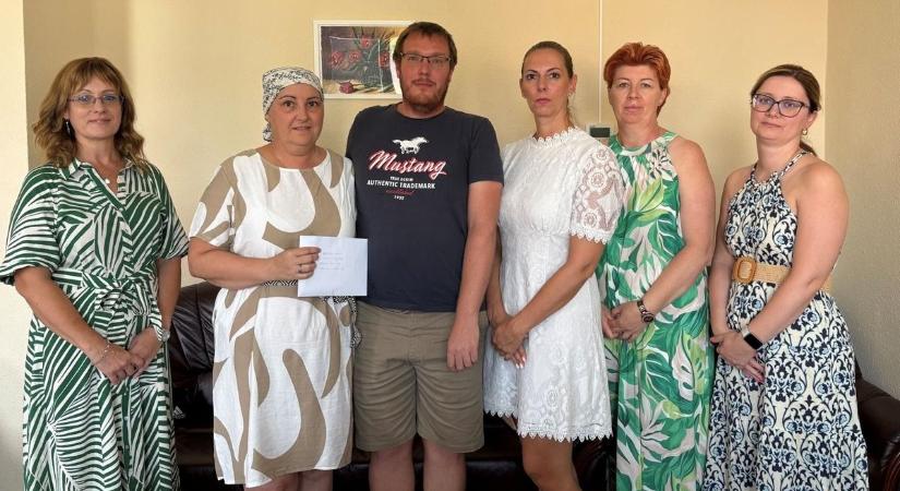 A kormányhivatal munkatársai is gyűjtöttek Zsuzsának - az összefogás ereje remélhetőleg segíti a mielőbbi teljes gyógyulást