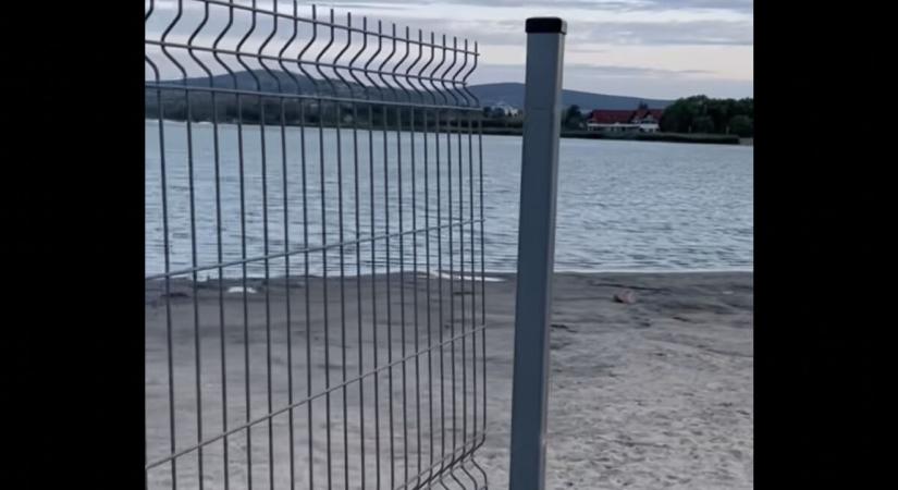 Elbontják a Velence Korzó kerítését, amivel egy magáncég elzárta a partot az emberek elől