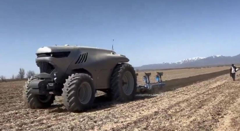 Kína bemutatta első teljesen önvezető elektromos traktorját - videó