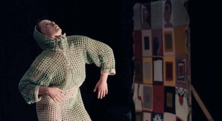 Lágymagány – Szász Zsófia táncos stand-up esttel nyitotta meg a Thealtert