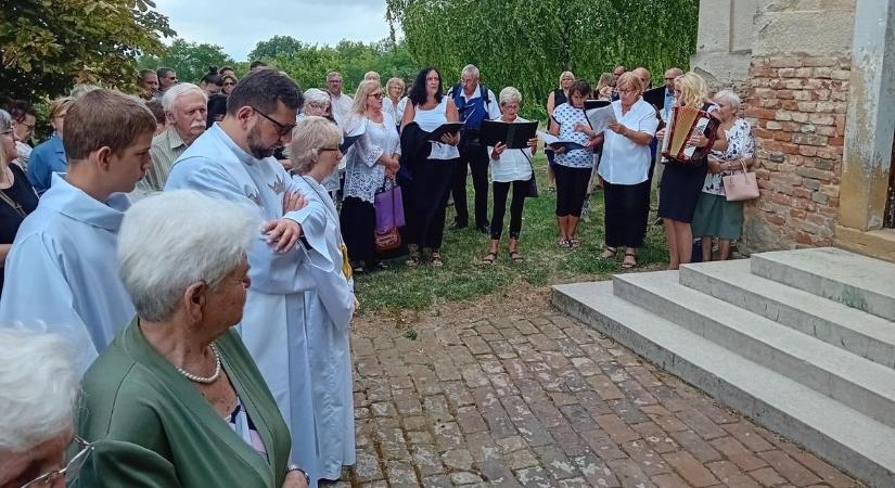 A múlt és jelent találkozott: megható megemlékezés és fergeteges műsor Kiskassán