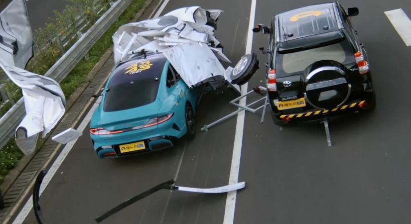 Nagy kínai vezetéstámogató-teszt: 36 típus 216 balesetet okozott