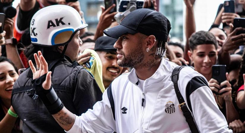 Földrengés Franciaországban, Neymar fantasztikus klubváltásáról cikkezik a sajtó