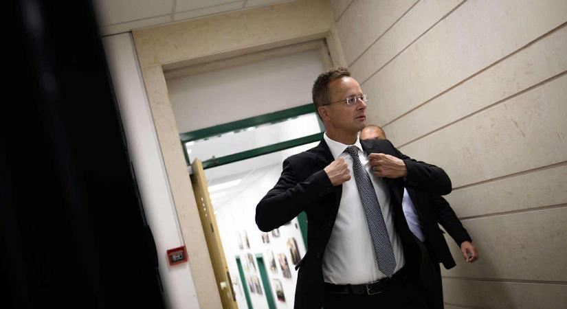 Szijjártó azt mondja, jó pár olyan gazdag embert ismer, aki legalább Mészáros Lőrinc életszínvonalán él