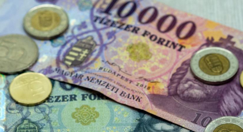 KSH: májusban 702 800 forint volt a bruttó átlagkereset