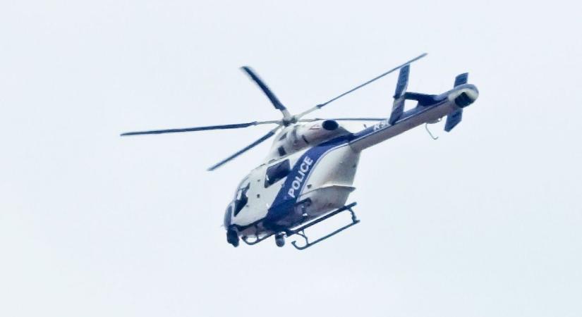 Rendőrségi helikopter köröz Szombathely felett - videó