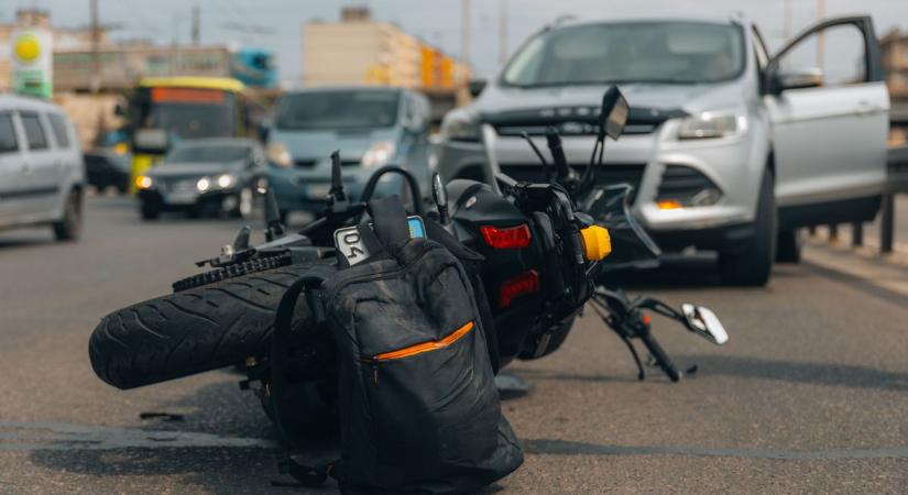Olajfolt miatt szenvedett balesetet egy motoros a Kossuth Lajos sugárúton