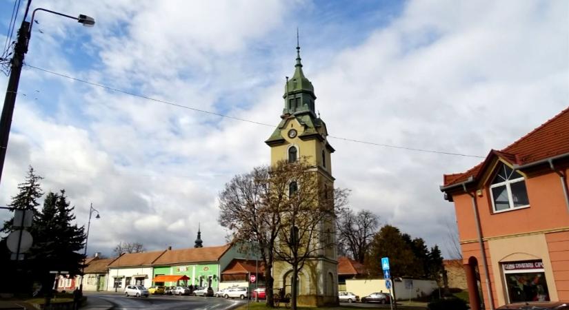 A pisainál is szenzációsabb a magyar ferde torony Nógrád vármegyében egy város közepén dől
