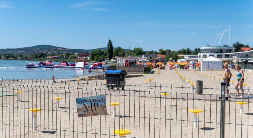 Elbontja az önkormányzat a Velencei-tó partján, a szabadstrandon önkényesen felállított kerítést