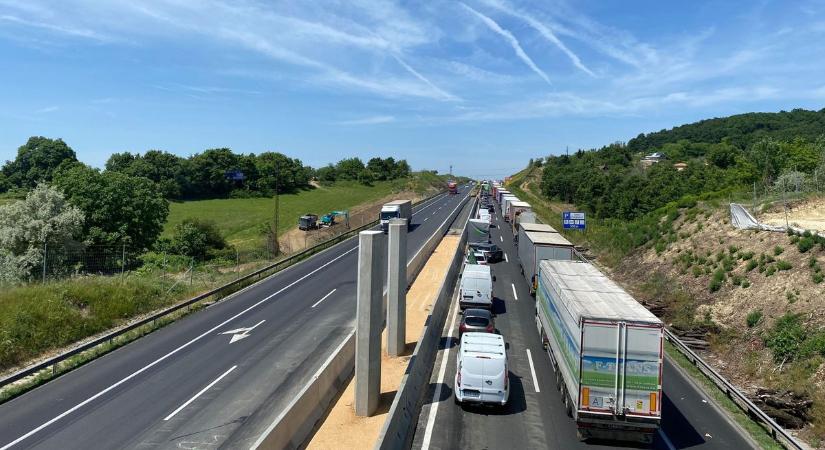 Több kilométeres a dugó az M1-esen, baleset nehezíti a haladást