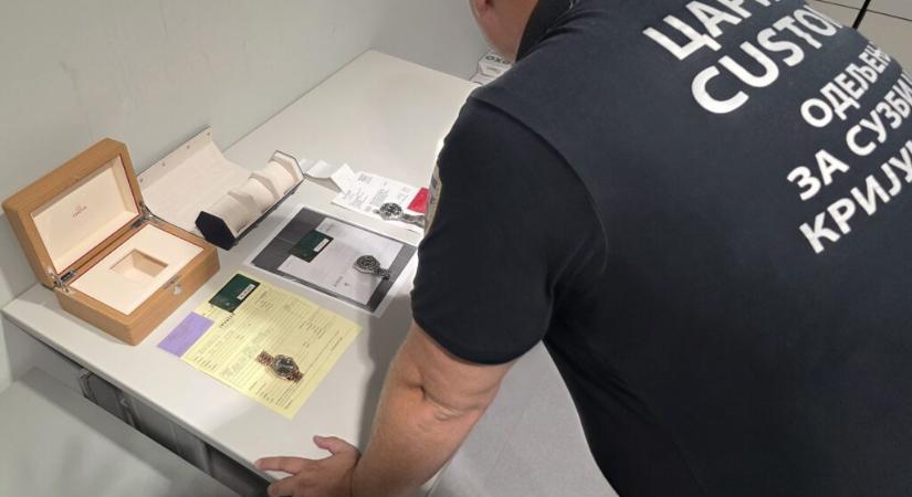 Több mint nyolcvanezer dollárt ér a három lefoglalt karóra (Fotók)