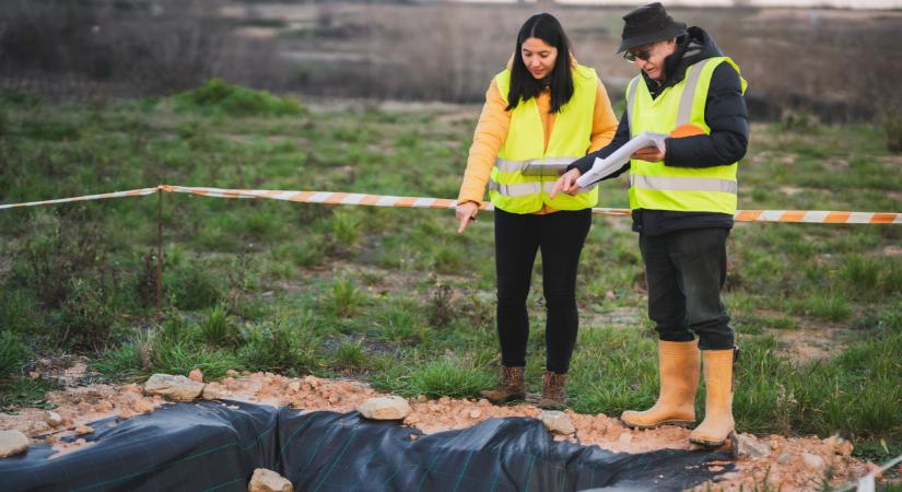 Szenzációs kincsre bukkant az elsőéves egyetemista lány: ki nem találod, mit talált Komáromban!