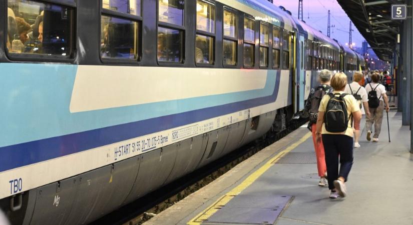 Villamosjárat-sűrítéssel, buszpótlással és egy folyamatosan frissülő oldallal készül a MÁV a Keleti pályaudvar lezárására
