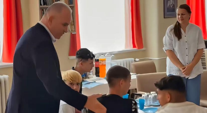 „Nem vagytok egyedül” – Rendőr alezredes hallgatta meg a gyermekvédelmi otthonban élő fiatalok problémáit Hajdú-Biharban – videóval