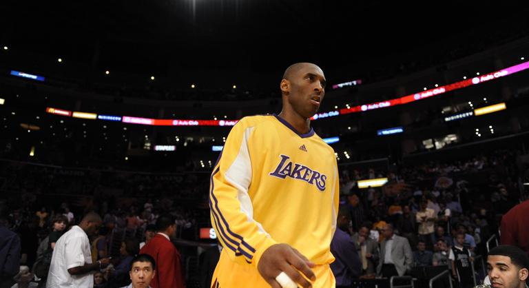 Közel 83 millió forintért kelt el Kobe Bryant rekorddöntésnél használt cipője