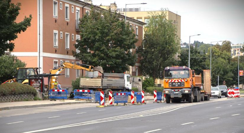 Figyelmesen vezessen a zalai városban! Korlátozás van hétfőig ezen a forgalmas utcán