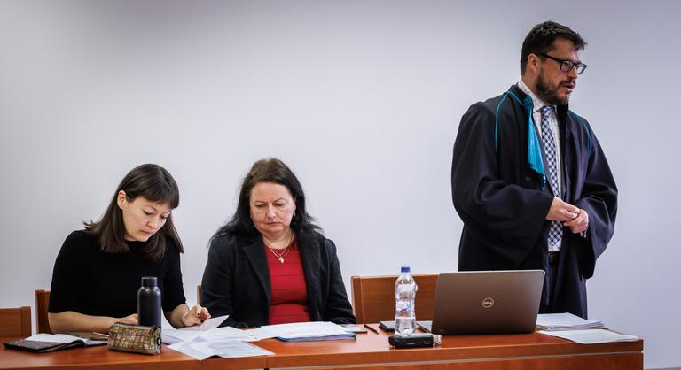 A törvényszék megváltoztatta ítéletét több polgári engedetlenség miatt kirúgott tanár ügyében