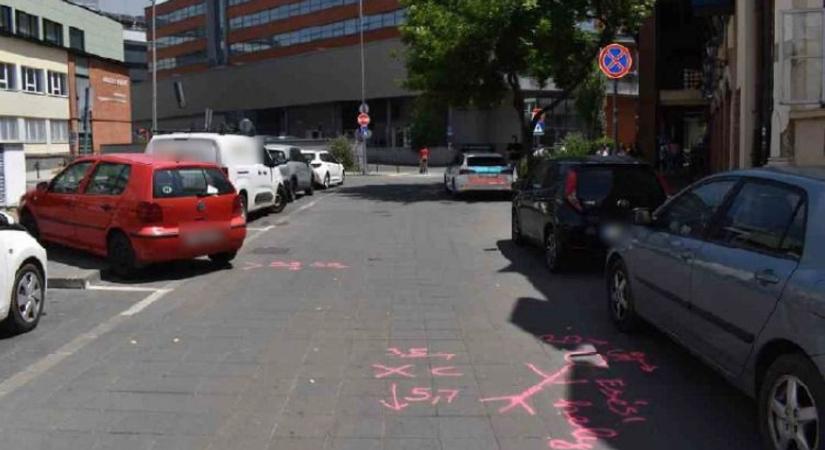 Tolatás közben történt meg a baj a debreceni belvárosban – fotóval!