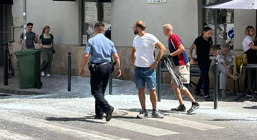 Lezuhant és ripityára tört egy hatalmas üvegpanel egy Lövőház utcai építkezésnél