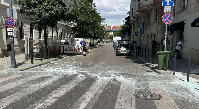 Utcára zuhant egy hatalmas üvegtábla Budapesten