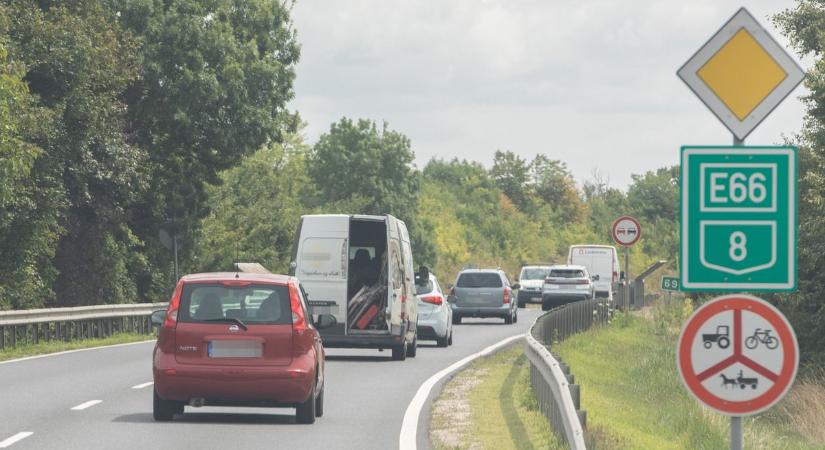 Nyitott hátsó ajtóval száguldott a 8-ason egy kisteherautó (videó  galéria)