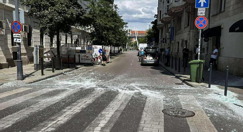 A zebrára esett egy hatalmas üvegtábla Budapest II. kerületben