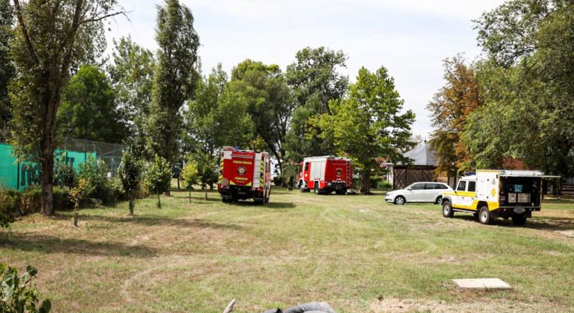 Több tűzoltó jármű, mentőhelikopter és mentőautó is érkezett a túrkevei strandra - gyerekeket is kórházba vittek