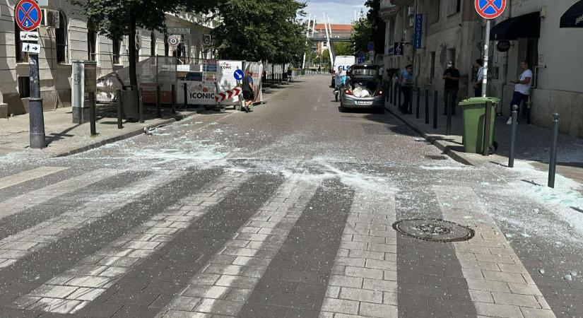 Üvegtábla zuhant a Fény utcai zebrára