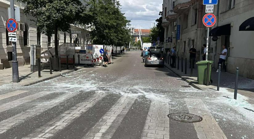 Csoda, hogy nem történt tragédia: óriási üvegtábla zuhant az utca közepére Budán
