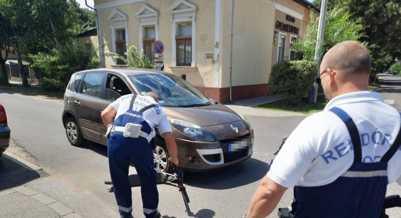 Fiatal rolleres ütközött az autóval a Virág utcán!