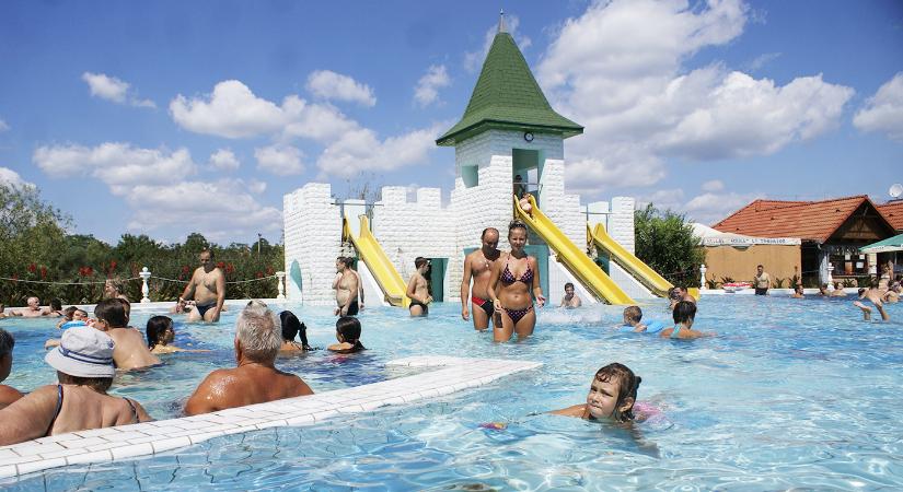 Mérgező gáz szabadult el az egyik hazai strandon, 14 fürdőző került kórházba
