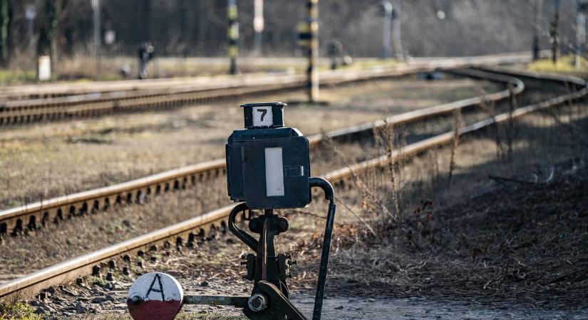 Kisiklott több vasúti teherkocsi, busszal pótolják a vonatokat a salgótarjáni vonalon
