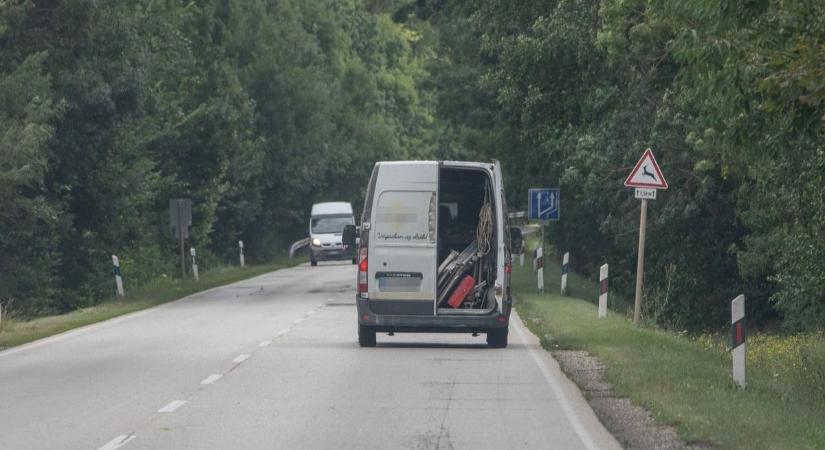 Megvan az utak új réme - videón és képeken ahogy egy teherautó nyitott ajtóval száguld