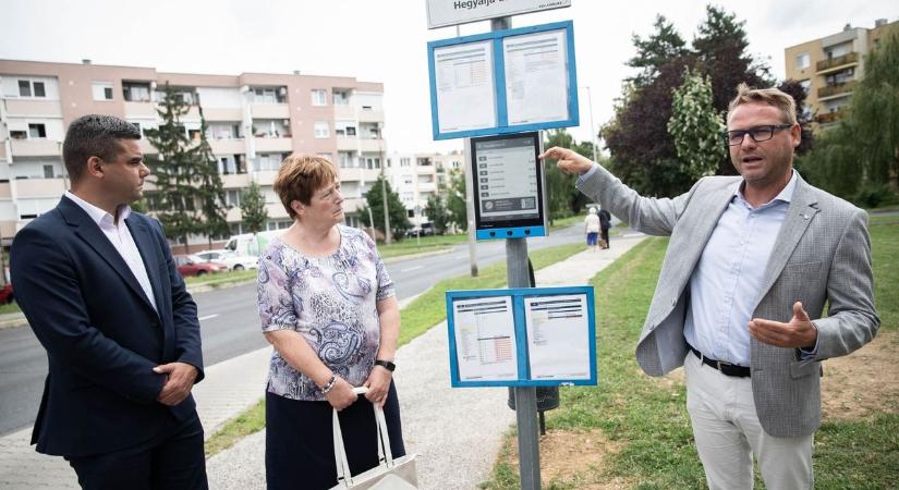 Ilyet még nem láttál! E-papír mondja meg, mikor jön a busz, és sohasem téved (galéria, videó)