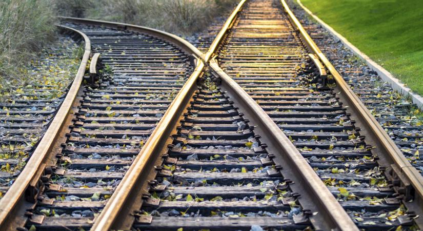 MÁV: kisiklott több vasúti teherkocsi