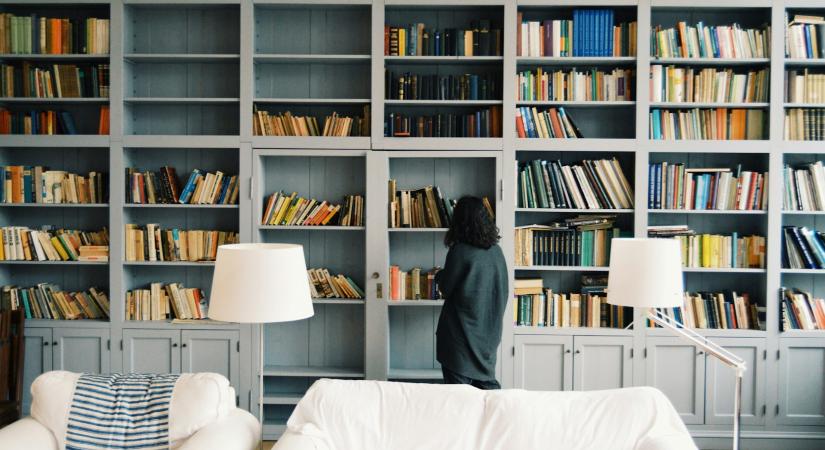 Így lesz magazinba illő a könyvespolcod: 7 zseniális ötlet a rendezett otthonért