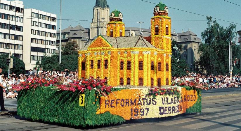 Mutatunk néhány virágkocsit a múltból, amik 30 éve végigsiklottak a debreceni Piac utcán – fotóval