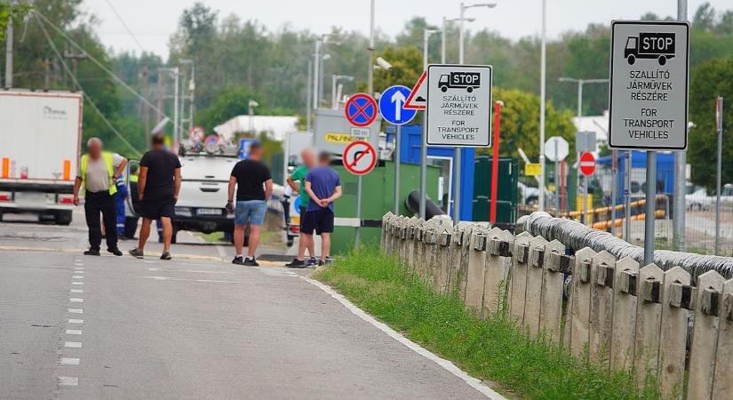 Beletolatott a kamion egy villanyoszlopba, megbénult a forgalom – galériával