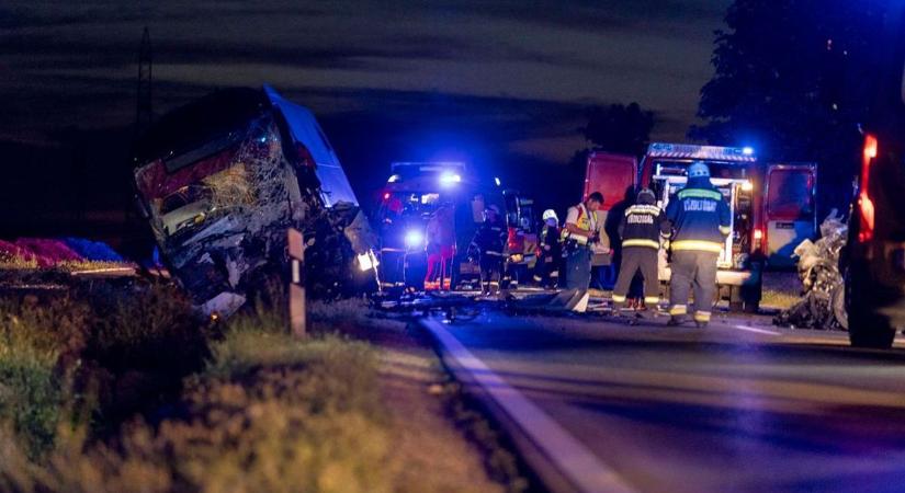 Horrorbaleset a 81-es főúton: sürgősen vérre van szüksége a buszsofőrnek
