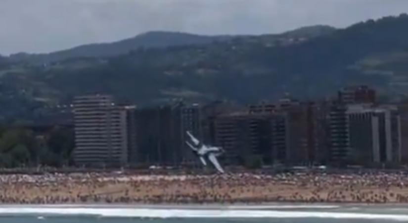 Videón, ahogy kis híján a tömegbe csapódik egy vadászgép a légibemutatón