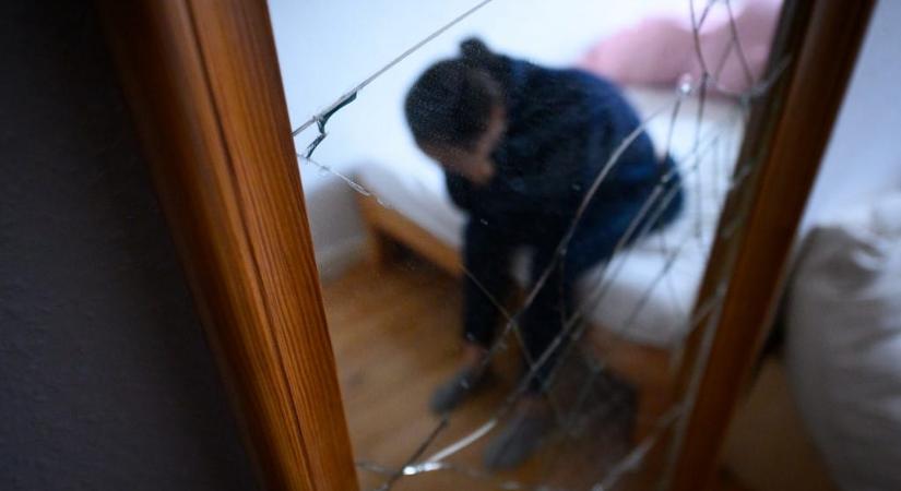 Kézjellel kért segítséget egy bántalmazott nő a Balatonnál, a benzinkutas azonnal cselekedett