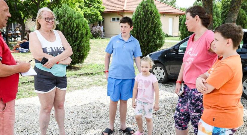 A fürdő kiürítésekor több szemtanú is látta, ahogy a szülők aggódva nézik a távozó mentőautókat – galériával, videóval